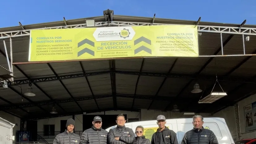 El equipo de Multiservicio Automotriz SB en el taller de Av. Santa Raquel, La Florida