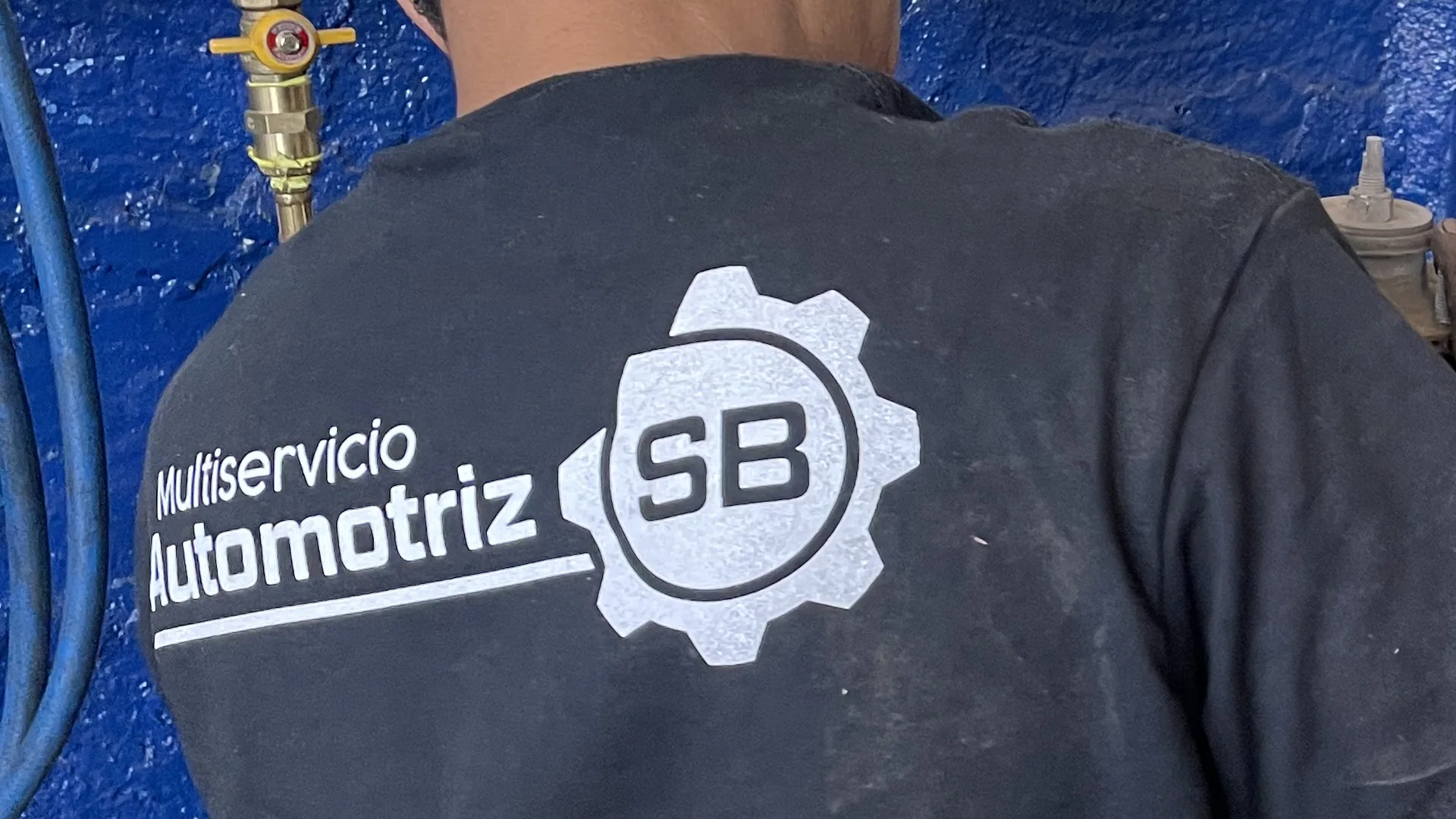 Técnico de Multiservicio Automotriz SB trabajando en el taller