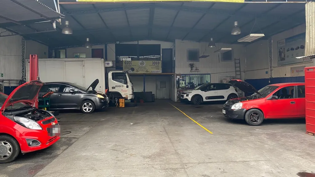 Nave del taller Multiservicio Automotriz SB en La Florida